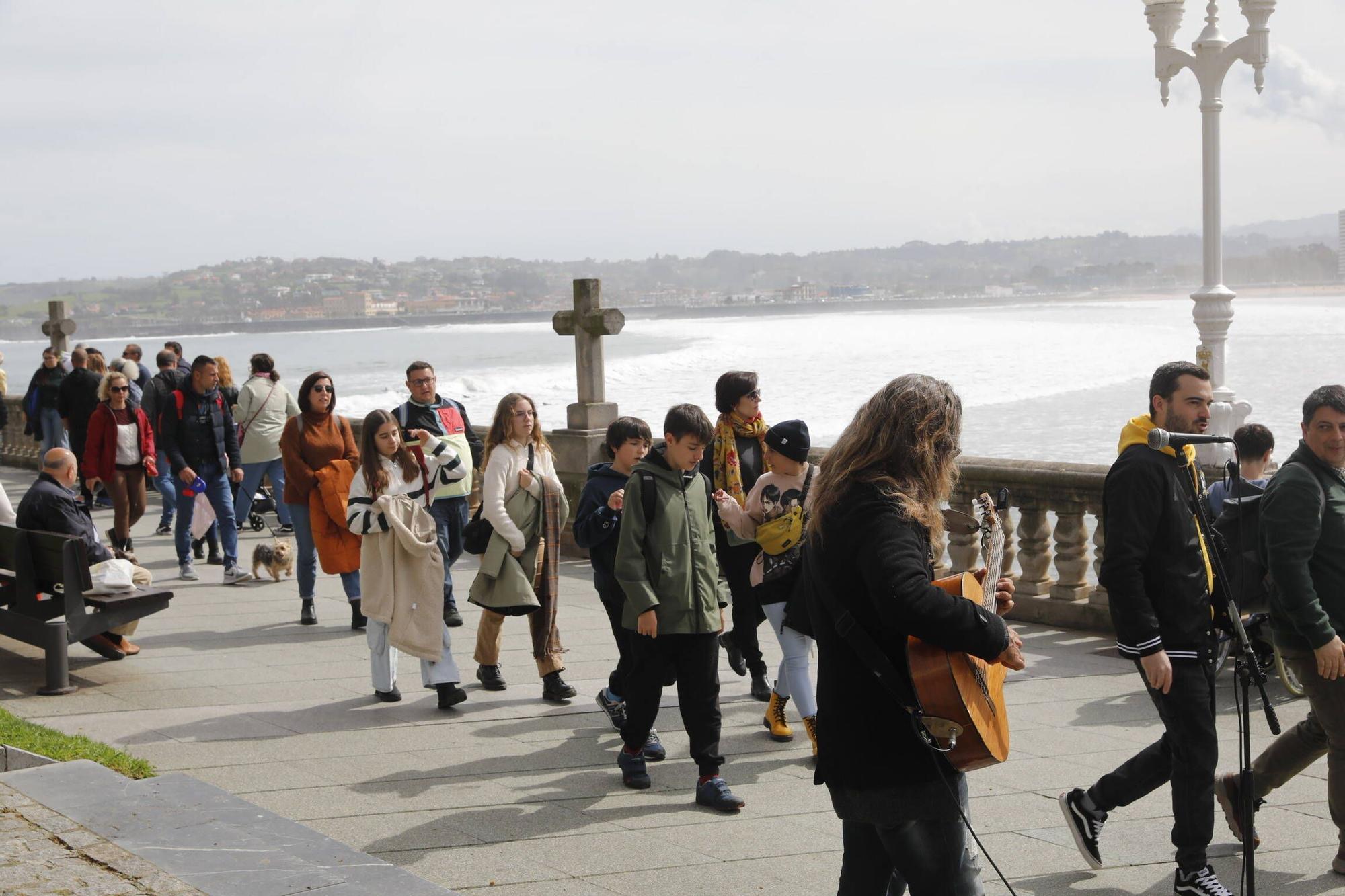 El ambiente en Gijón por Semana Santa, en imágenes