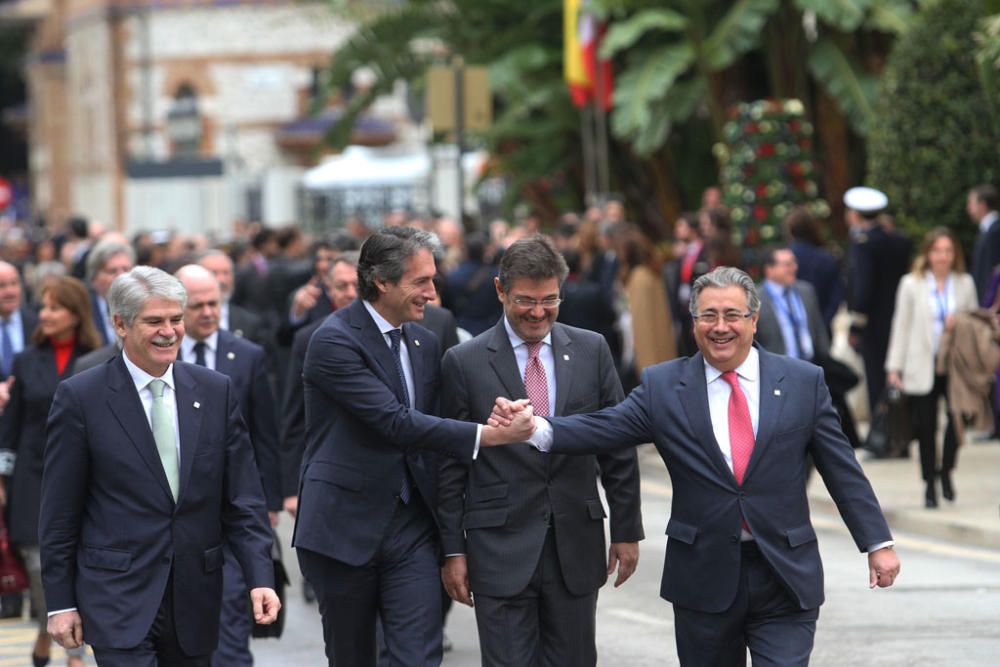 François Hollande y Mariano Rajoy son recibidos con honores junto al Ayuntamiento de Málaga. Antes del almuerzo, han visitado el Museo de Málaga.