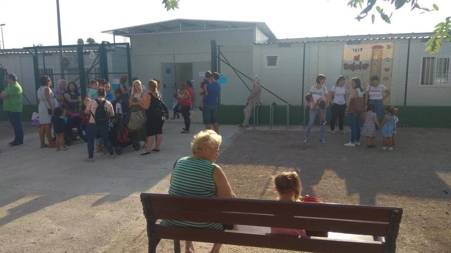 Familias dejando a sus hijos en el CEIP Rajolar de Aldaia, en barracones.