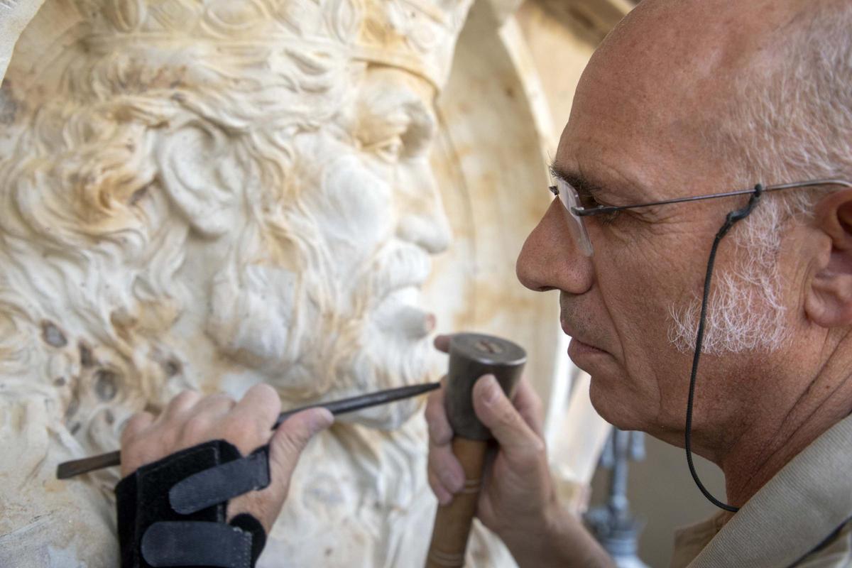 El escultor del medallón de Alfonso IX, Oscar Alvariño, trabaja en el pabellón de Petrineros de la Plaza Mayor.