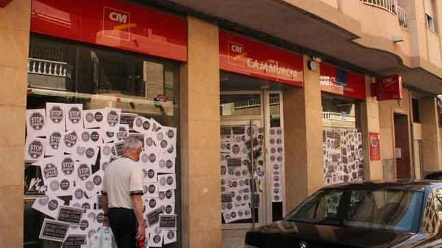 Escrache contra una entidad bancaria en Torrevieja 