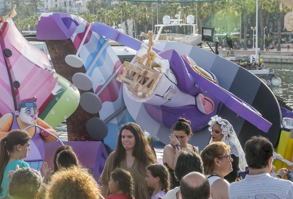 El remate de la hoguera Port d'Alacant cae al mar