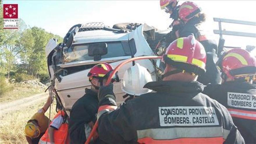 Muere un camionero al salirse de la carretera en Fuente la Reina