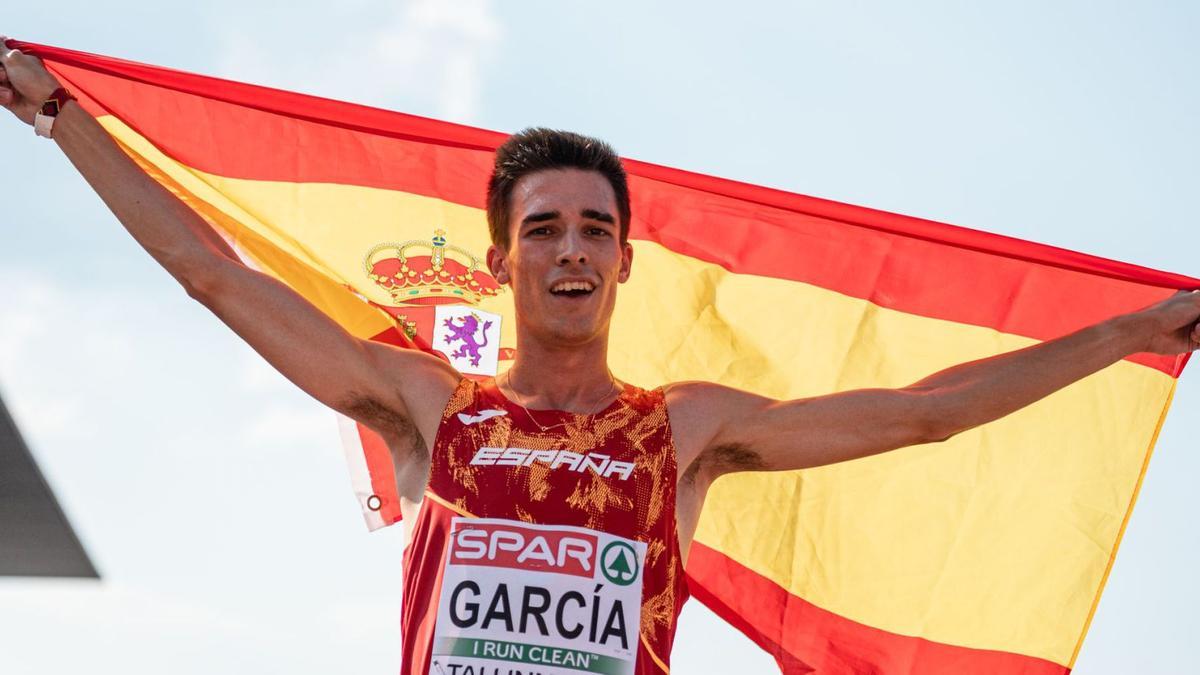 Mario García Romo celebra uno de sus éxitos más recientes con la bandera española. | Efe