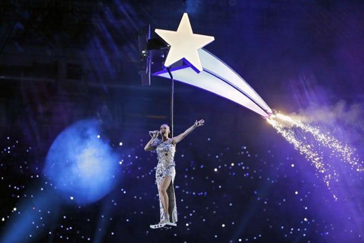 Katy Perry bajando en una estrella al escenario de la Super Bowl 2015