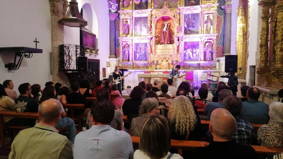 Toresanos y visitantes disfrutan de un concierto en la última edición de la iniciativa.