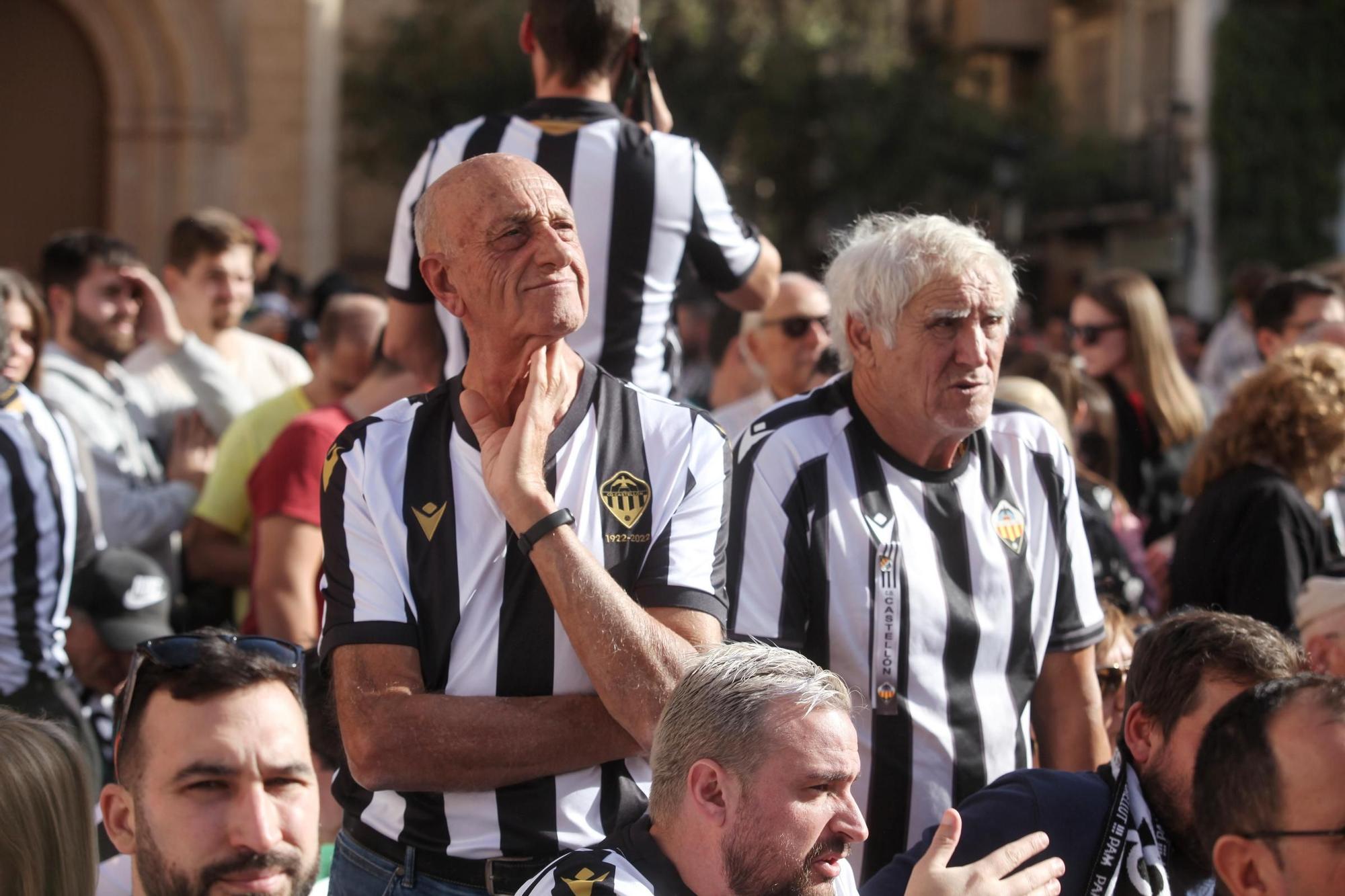 La plaza Mayor de Castelló se tiñe de albinegrismo en un día para el recuerdo