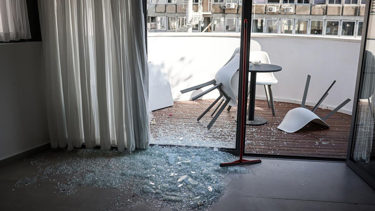 Daños en un edificio tras un ataque de los hutíes contra la ciudad israelí de Tel Aviv