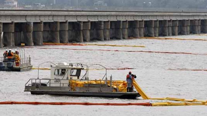 Un técnico, durante las labores de limpieza del vertido de petróleo en el Golfo de México.