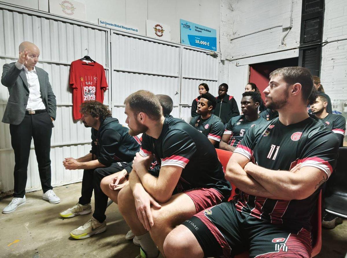 L'entrenador donant instruccions al vestidor