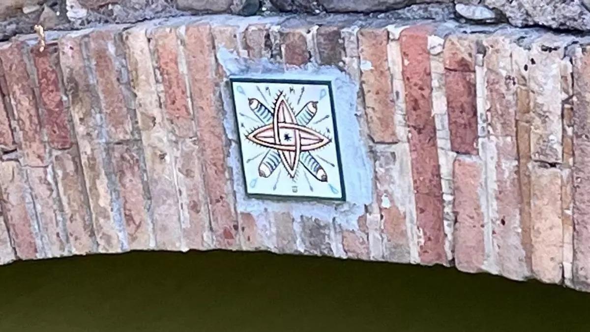 La nova rajola amb motius eròtics.