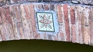 Lo han puesto justo al lado sur del puente de obra del canal de la Mina cerca de la fuente del Ruido