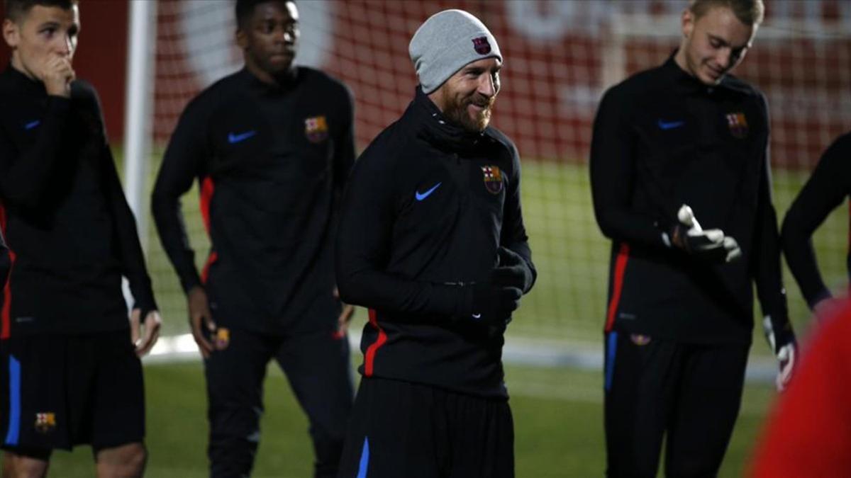 Messi, abrigado en su primer entrenamiento de 2018