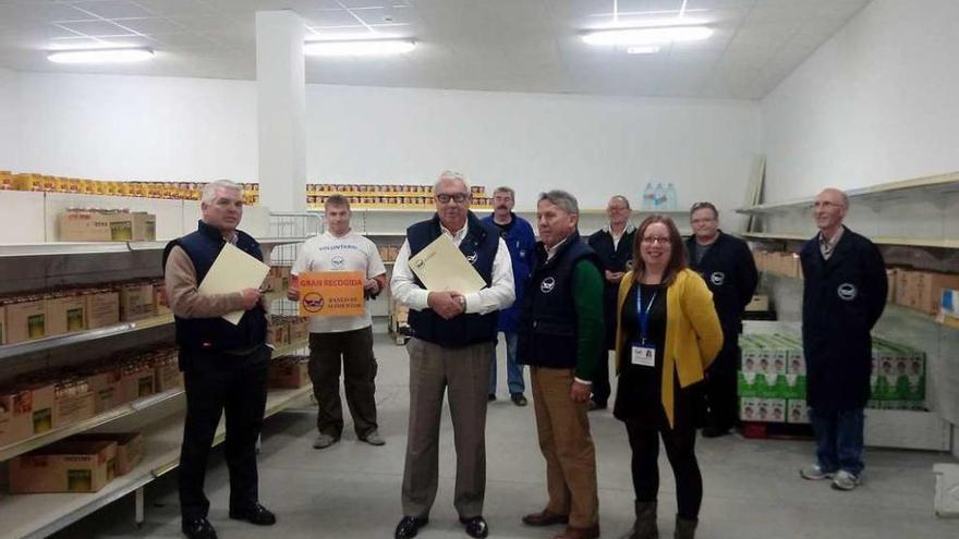 Presentación de la campaña en el Banco de Alimentos de Pontevedra, con voluntarios al fondo. // G.S.