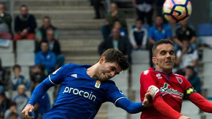 Óscar Gil, a la izquierda, en el partido ante el Numancia.