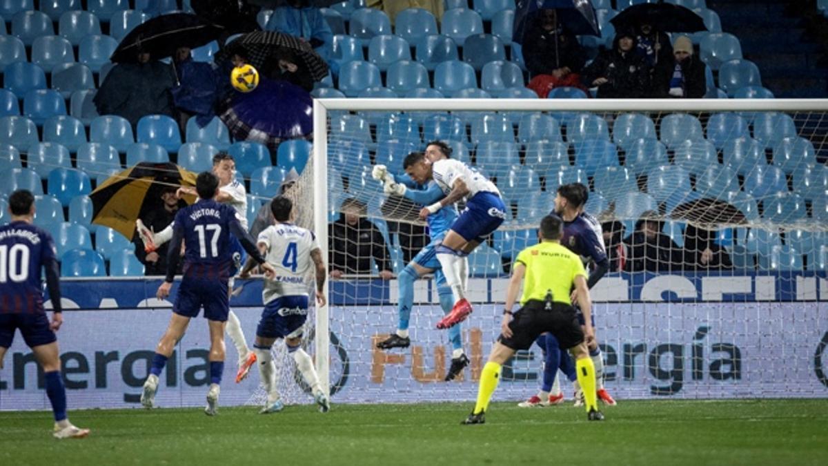 Arriaga y Femenías tratan de despejar un balón parado botado por el Eldense.