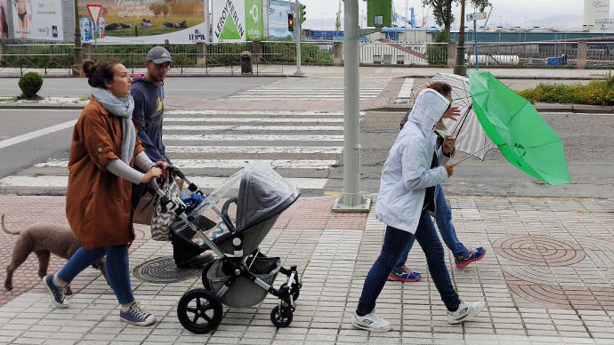 Viandantes esta tarde por una calle de Vigo // Marta G. Brea