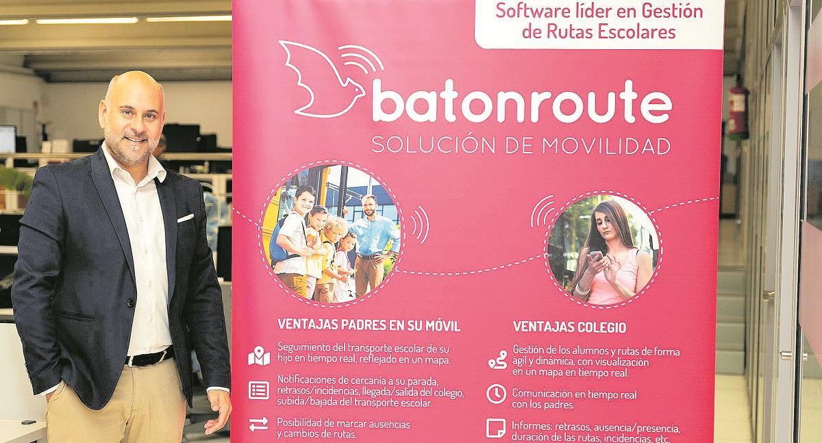Joaquín Prieto, gerente de negocio de BatOnRoute, junto a un cartel informativo con las principales ventajas que ofrece sus servicios. 