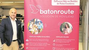 Joaquín Prieto, gerente de negocio de BatOnRoute, junto a un cartel informativo con las principales ventajas que ofrece sus servicios. 