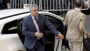 El jutge envia a presó sense fiança Santos Cerdán per integrar un grup criminal, suborn i tràfic d’influències