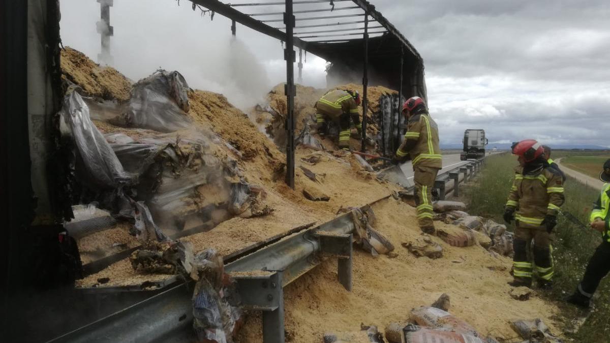 Arde en la A-23 un camión que transportaba pellets