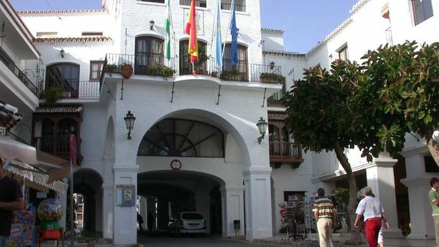 Vista panorámica de la fachada del principal edificio consistorial nerjeño.