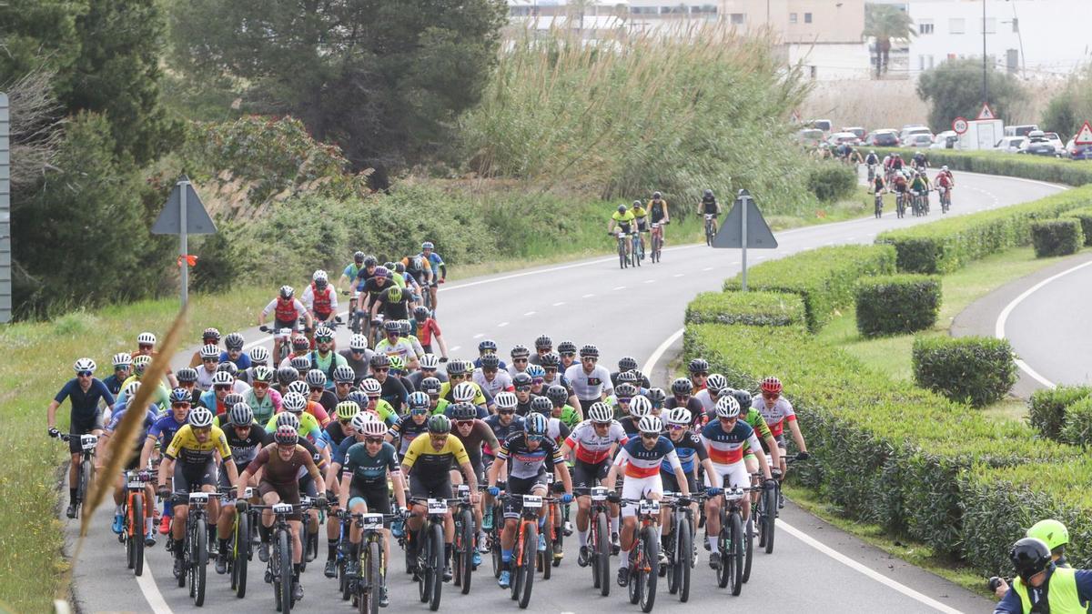 Un millar de personas participaron en la Vuelta a Ibiza MTB, celebrada en Semana Santa. | JUAN A. RIERA