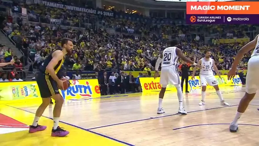 La pillería de Guduric: ¡sacó de fondo utilizando la espalda de Edy Tavares tras un despiste del pívot del Madrid!