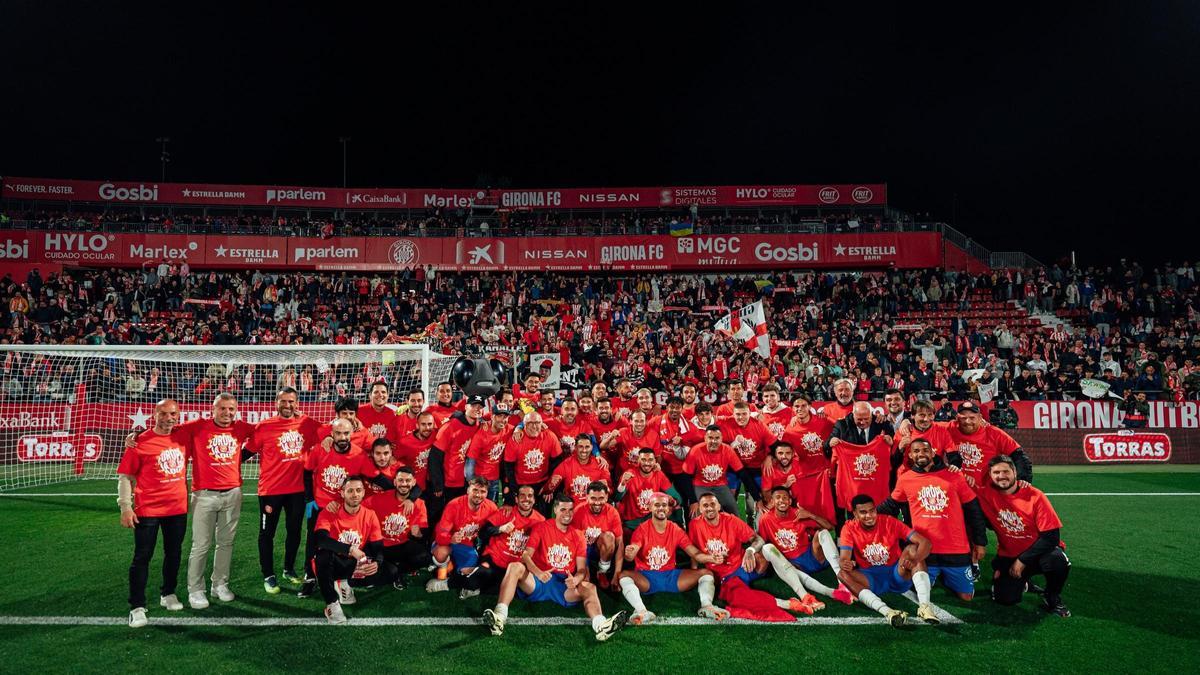 Los jugadores del Girona festejan sobre el césped de Montilivi su clasificación para Europa tras ganar al Cádiz