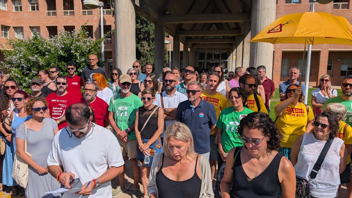 Protesta de directores y directoras de Primaria en la sede de Conselleria de Educación