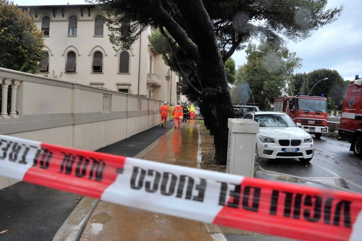 Livorno (Italy), 10/09/2017.- Rescue services enter a building where five bodies were found in the flooded basement in Livorno, Italy, 10 September 2017. According to reports, five people were found dead in a flooded basement after abundant rain. (Inundaciones, Italia) EFE/EPA/ALESSIO NOVI BEST QUALITY AVAILABLE