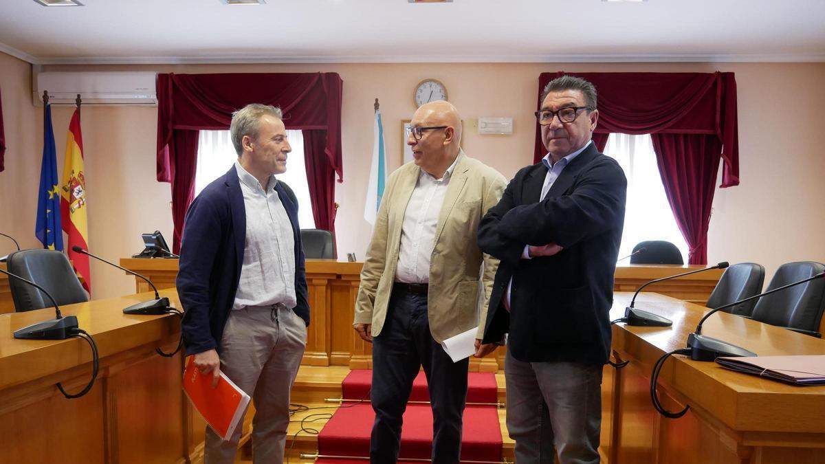 El alcalde de Barbadás, Xosé Carlos Valcárcel, junto a los abogados David del Río y Alberto Arca.