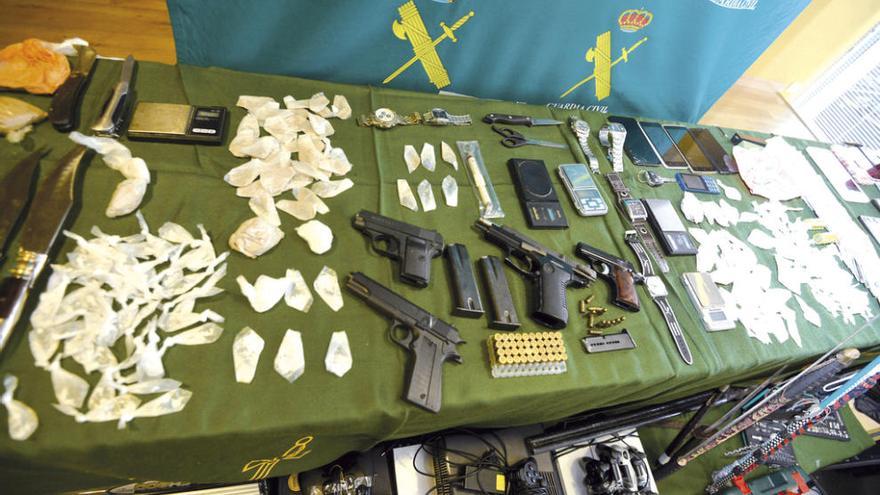 La Guardia Civil incauta 3.150 dosis de droga, armas y 7.000 euros a los dos clanes de O Vao