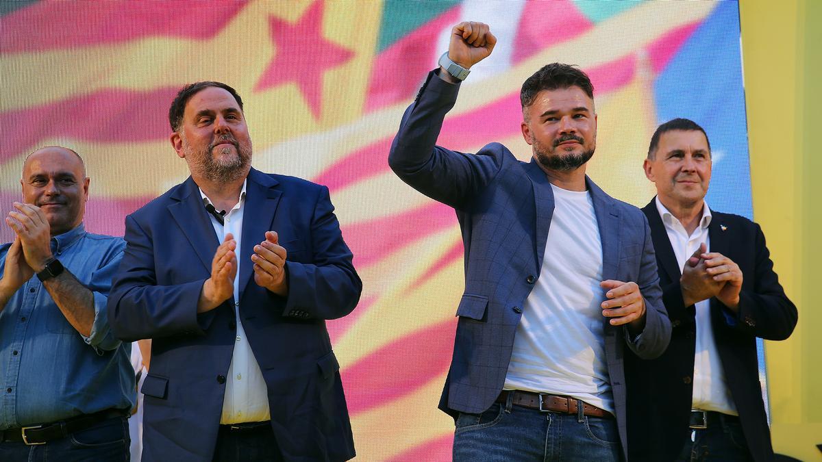 Gabriel Rufián, con Oriol Junqueras y Arnaldo Otegi en el mitin central de campaña de ERC