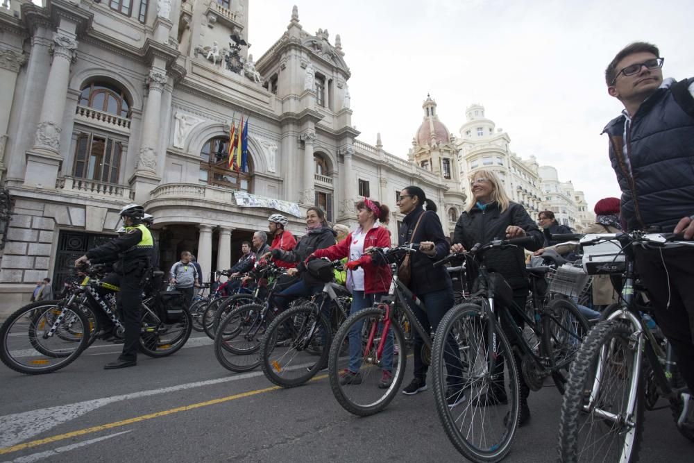 'Bicifestación' en Valencia con motivo del Día Mundial de la Bici