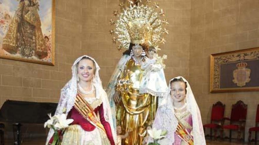 Las Falleras Mayores de Valencia Carmen Sancho y Claudia Villodre, en la capilla de la sede de la Escolanía.