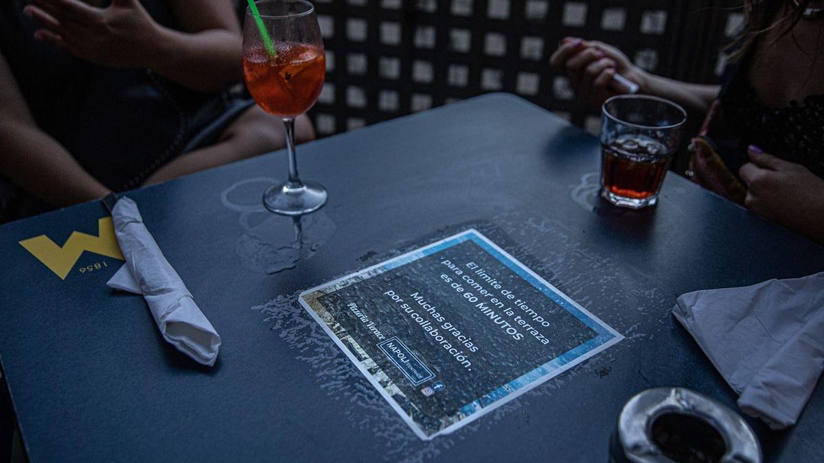 Plaza del Sortidor, Poble Sec, 60 minutos, tiempo máximo de estancia en la terraza.