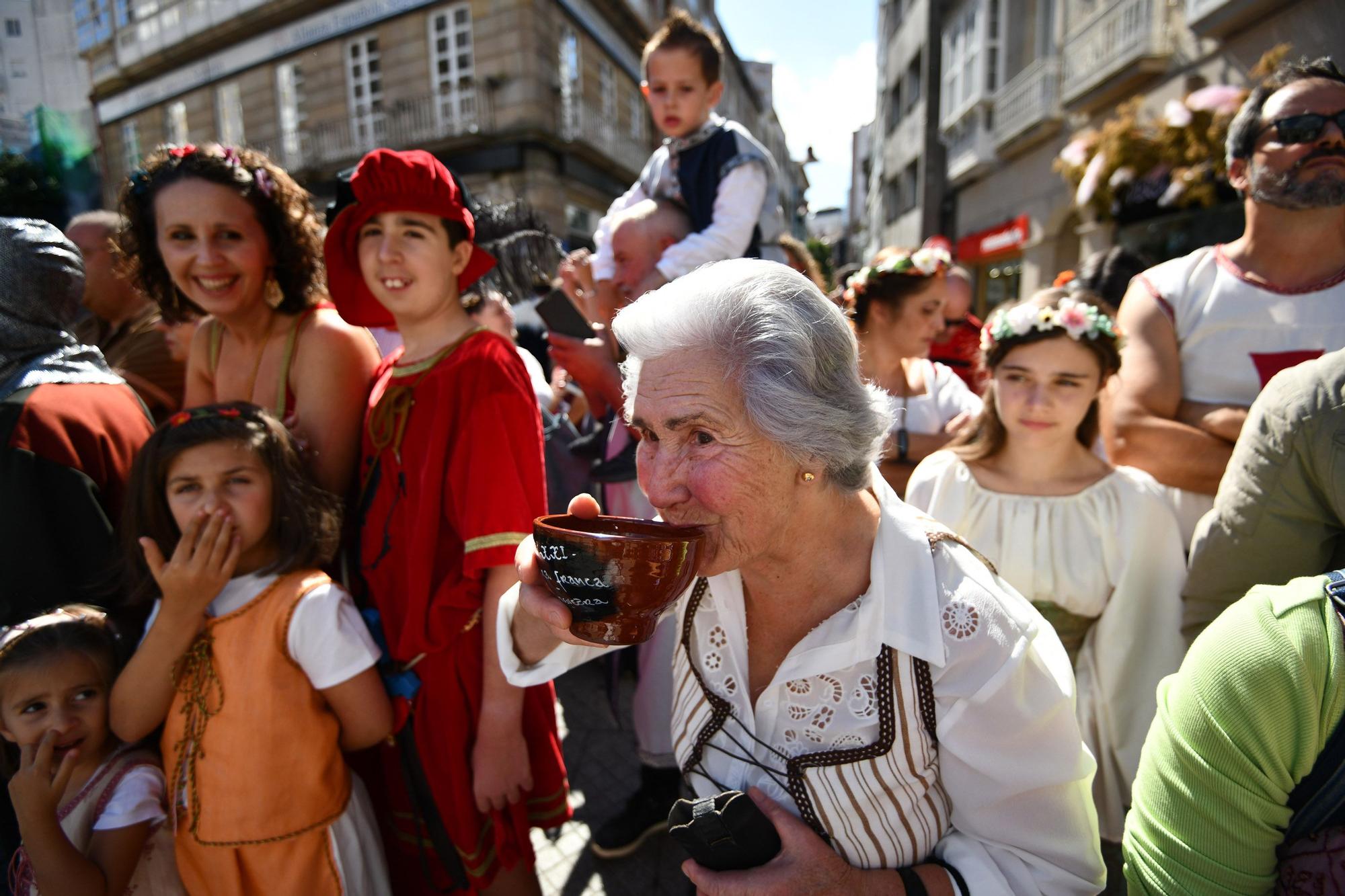 Cortesanos, bufones, damas y caballeros celebran el retorno de su señor: la Feira Franca anima Pontevedra