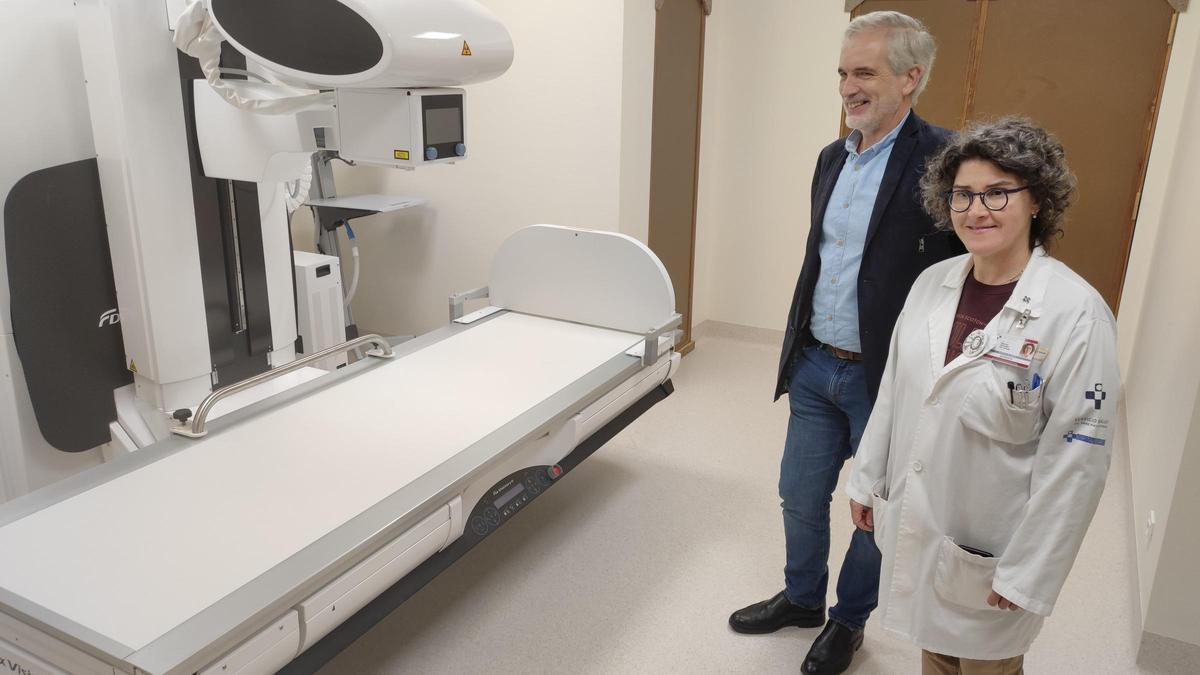 Aquilino Alonso y Bárbara González de Cangas en el nuevo telemando del servicio de Radiología de Jarrio.