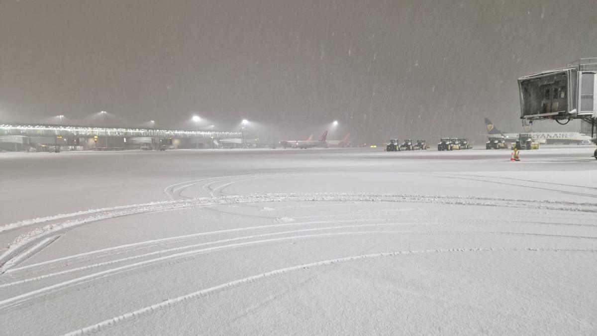 Viajes interrumpidos tras las fuertes nevadas en Reino Unido