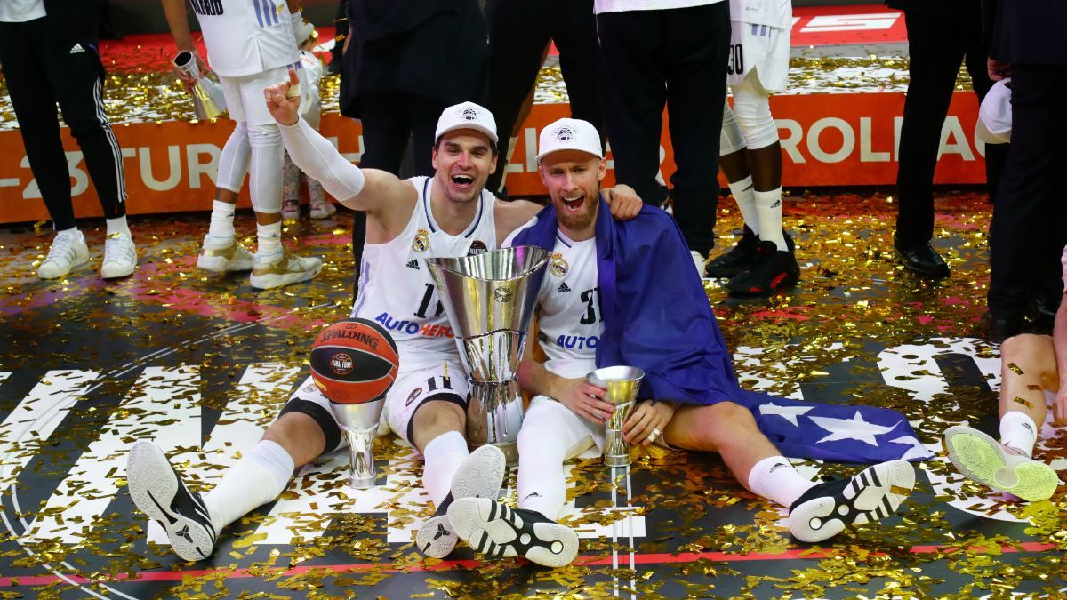 Mario Hezonja y Dzanan Musa celebran la Euroliga conseguida en Kaunas