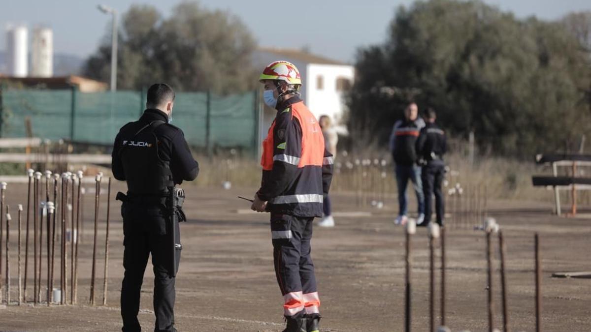 An der Bergung der Leiche eines 72-Jährigen beteiligte Einsatzkräfte am Montag (20.12.) in Palma.