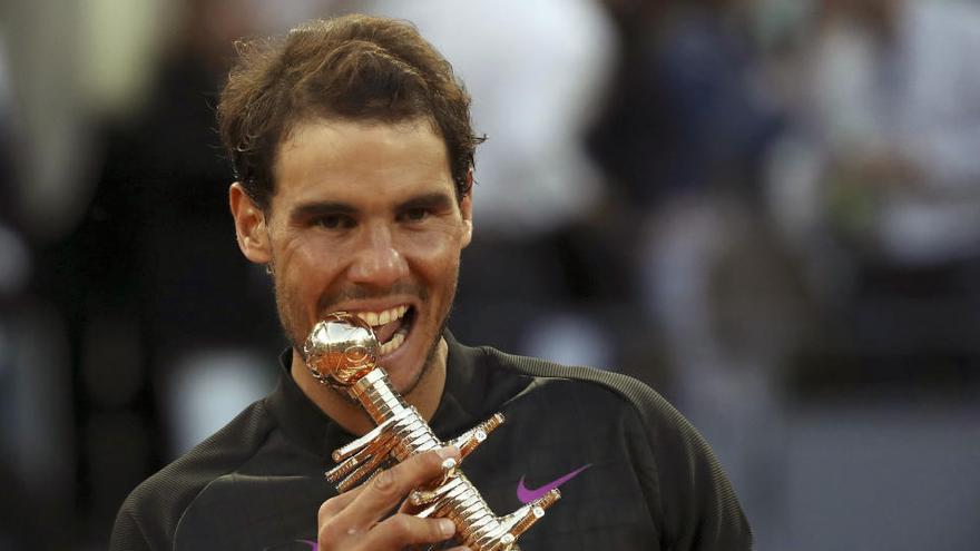 Rafa Nadal con el trofeo del Madrid Open.