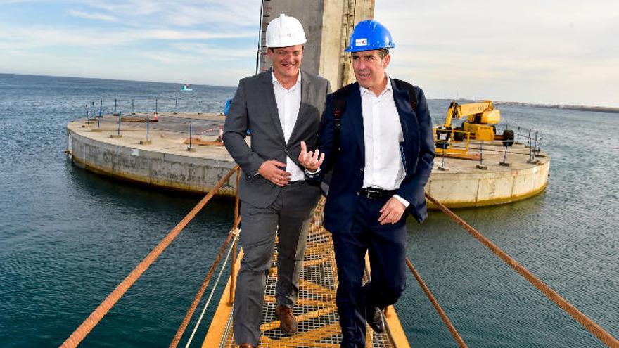 Carlos García Acón y Fernando Clavijo visitan el aerogenerador.