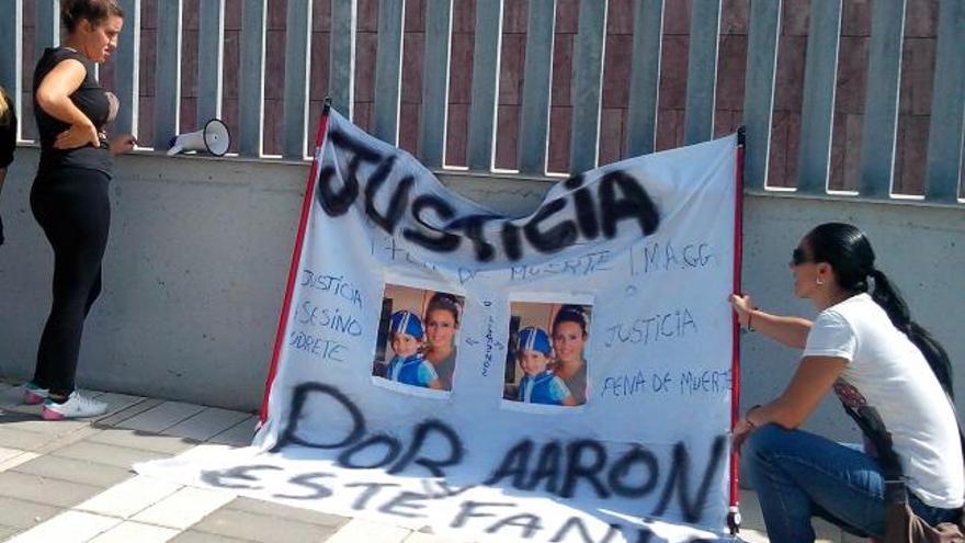 Familiares y amigos de la mujer y su hijo asesinados en La Luz, en la Ciudad de la Justicia.