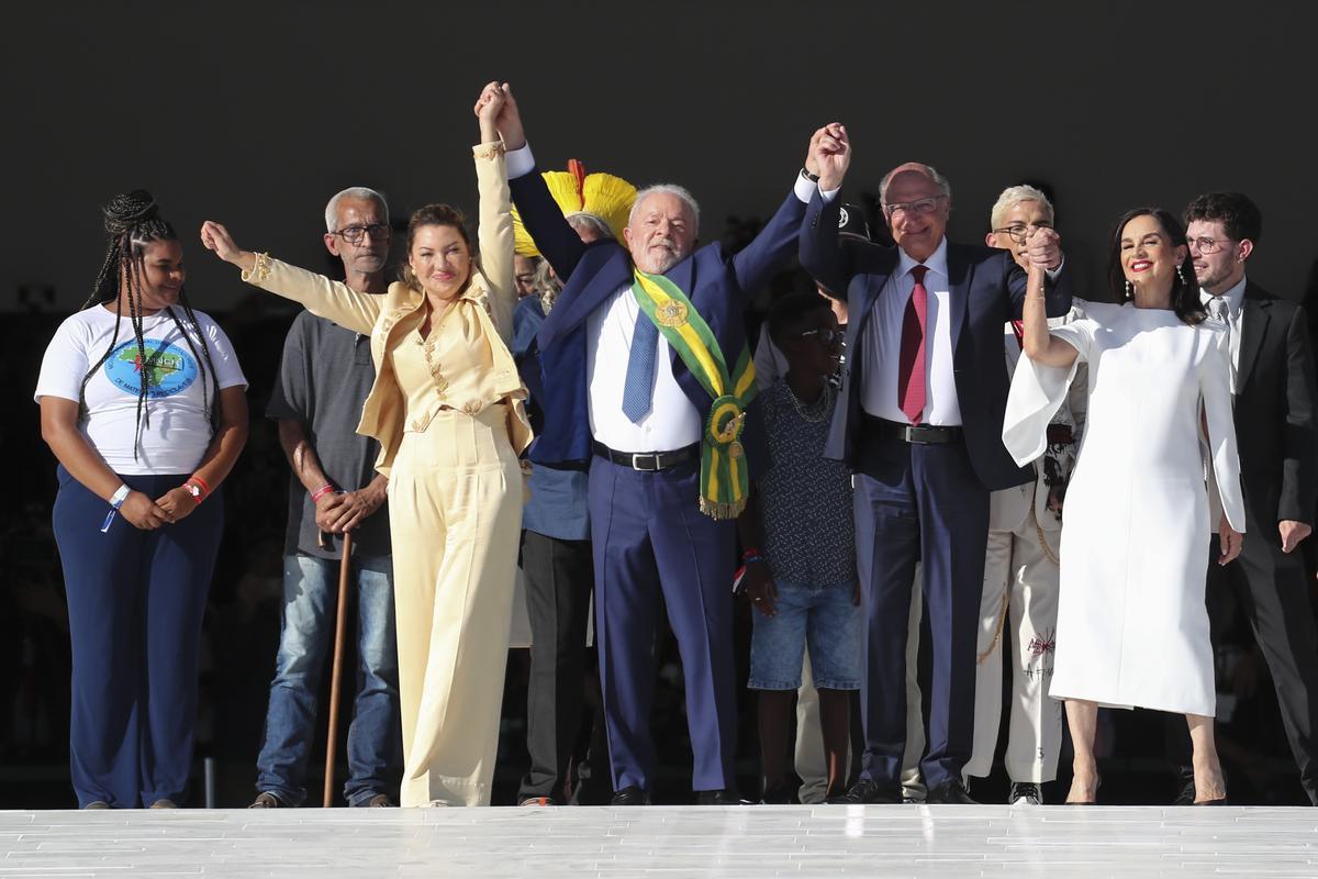 Lula da Silva recibe la banda presidencial en el Palacio de Planalto.