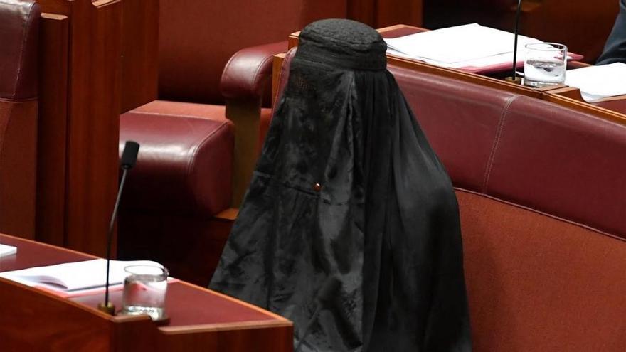 Una senadora ultraconservadora acude en burka al Parlamento de Australia