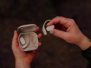 Los nuevos auriculares Suunto Spark: diseño open-ear, métricas de carrera y hasta 36 horas de autonomía con el estuche