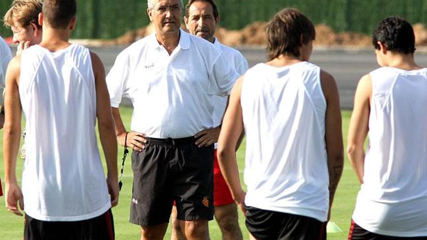 El entrenador Gregorio Manzano dio ayer una charla de bienvenida a los jugadores mallorquinistas.