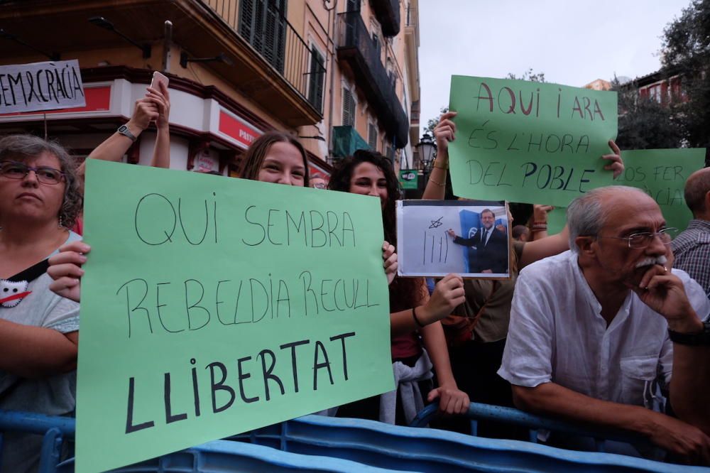 Manifestación en la plaza de Cort contra la "represión" policial en el referéndum de Cataluña